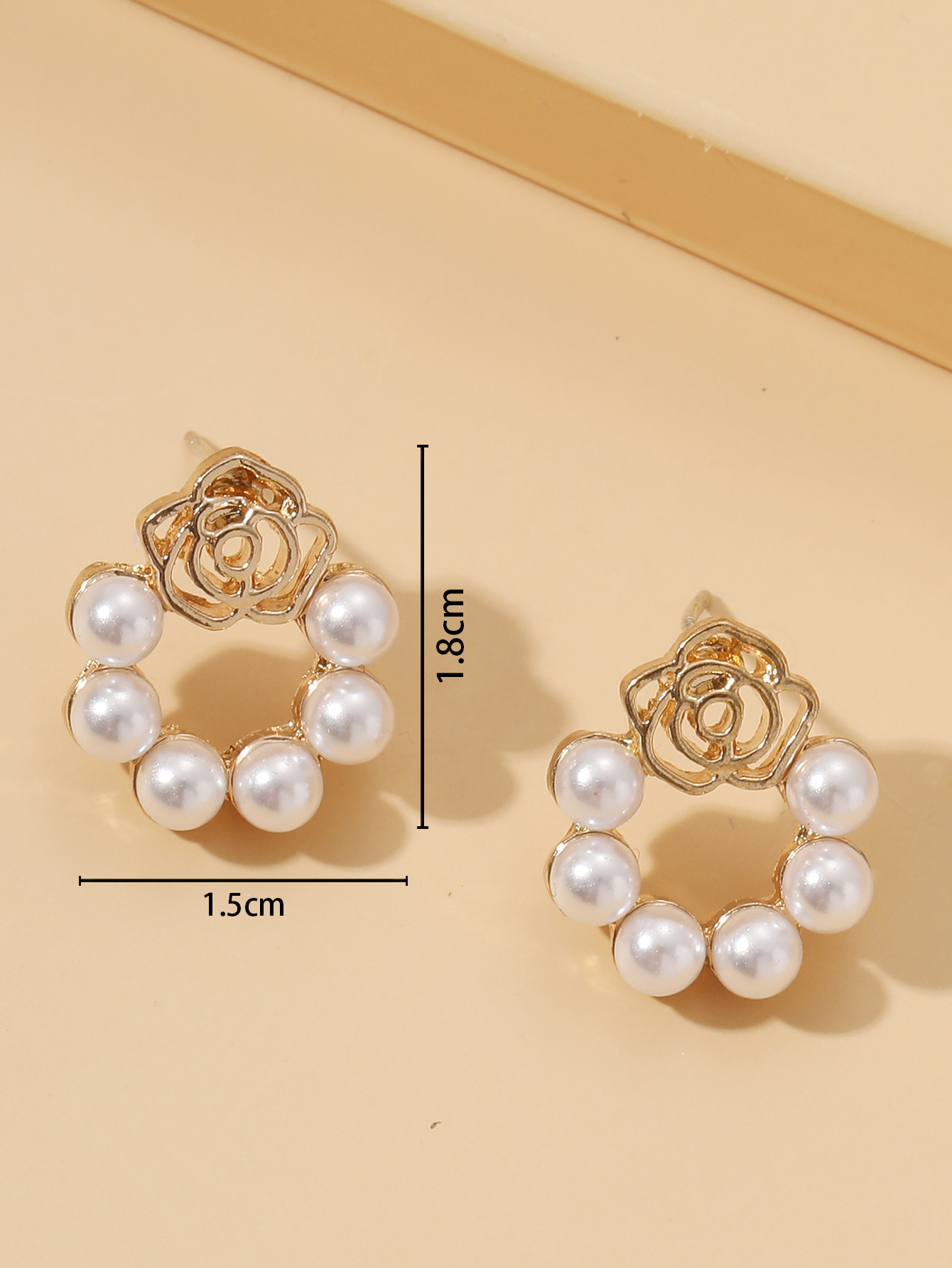 Sweet Flower Alloy Hollow Out Pearl Women's Ear Studs 1 Pair display picture 3