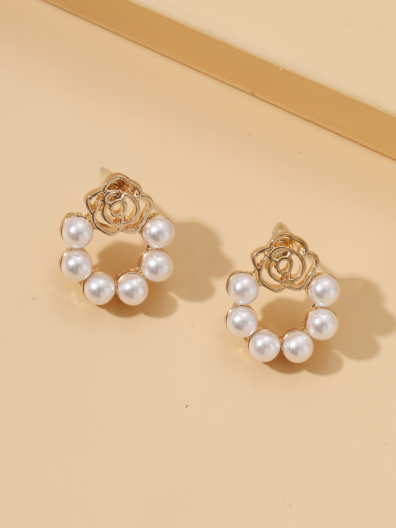 Sweet Flower Alloy Hollow Out Pearl Women's Ear Studs 1 Pair display picture 5