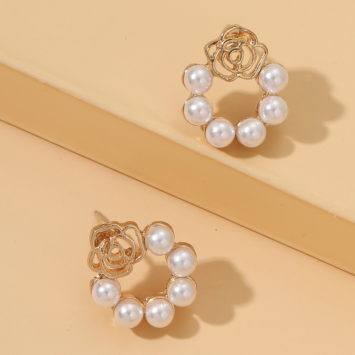 Sweet Flower Alloy Hollow Out Pearl Women's Ear Studs 1 Pair display picture 4