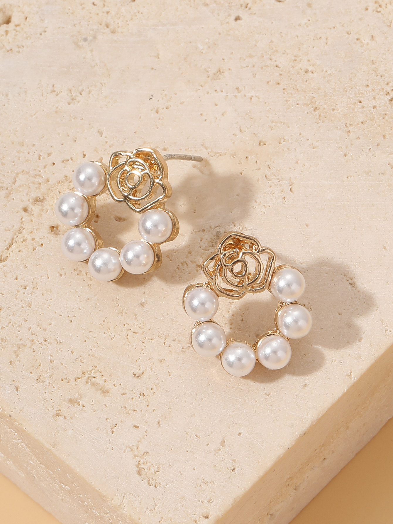 Sweet Flower Alloy Hollow Out Pearl Women's Ear Studs 1 Pair display picture 6