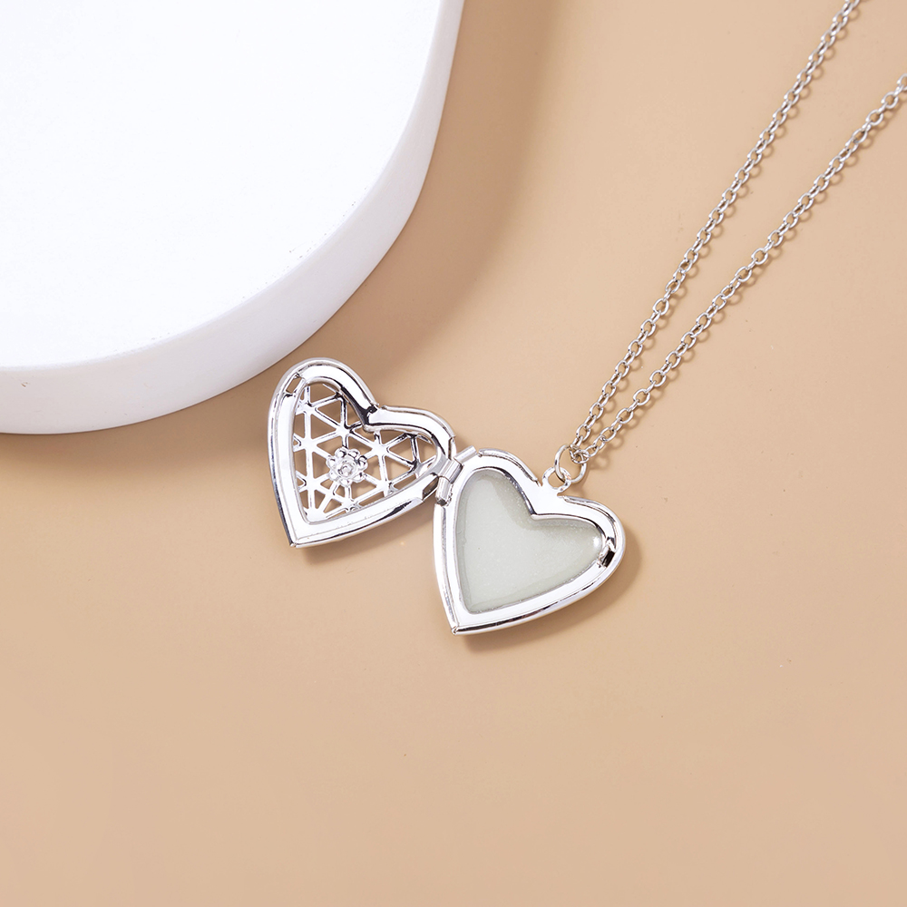 Vintage Style Heart Shape Wings Snake Alloy Luminous Resin Pendant Necklace 1 Piece display picture 22