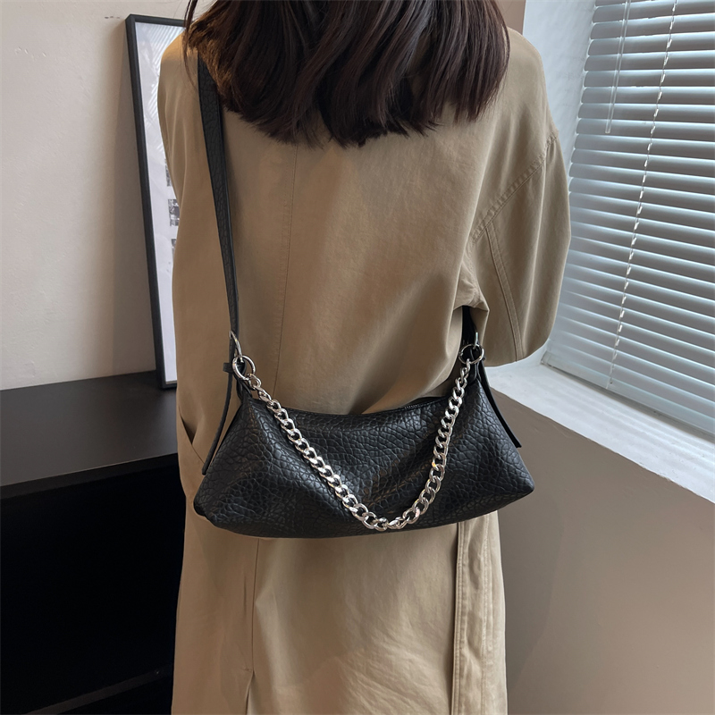 Women's Medium All Seasons Pu Leather Solid Color Fashion Chain Square Zipper Underarm Bag display picture 6