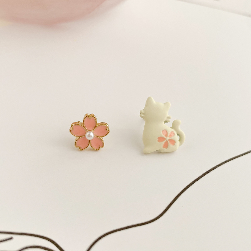 Cute Cat Flower Alloy Enamel Artificial Pearls Women's Ear Studs 1 Pair display picture 2