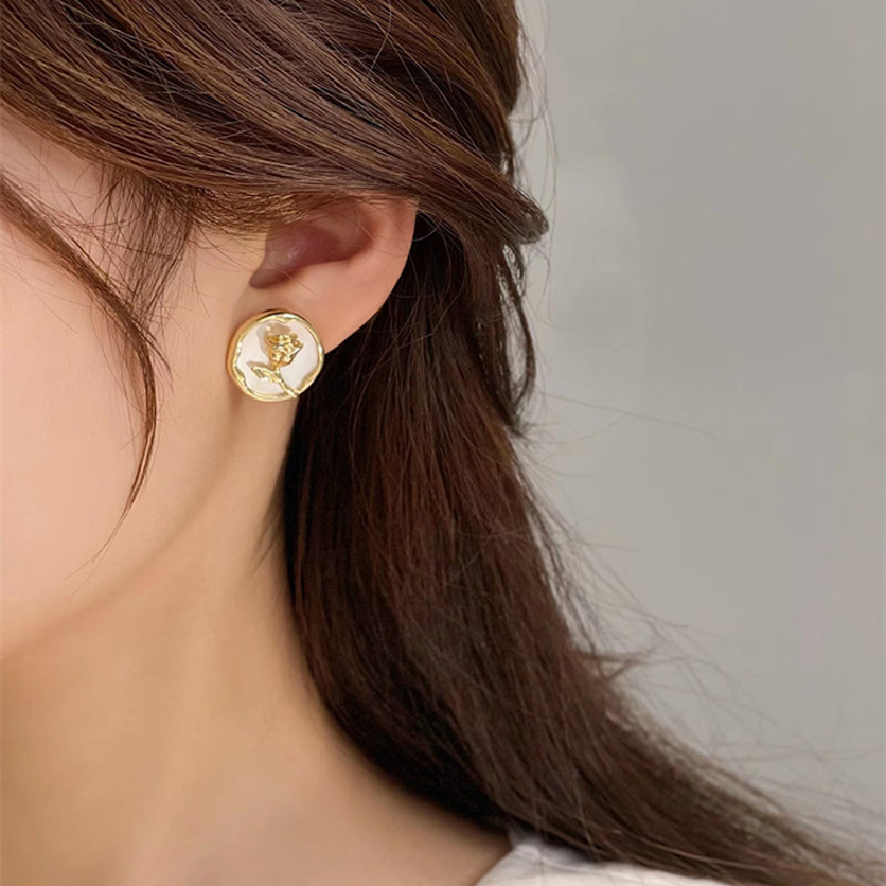 Simple Style Rose Alloy Plating Shell Women's Ear Studs display picture 4