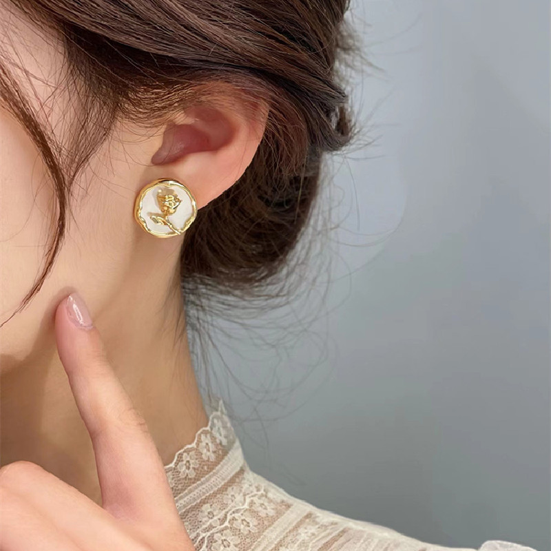 Simple Style Rose Alloy Plating Shell Women's Ear Studs display picture 2