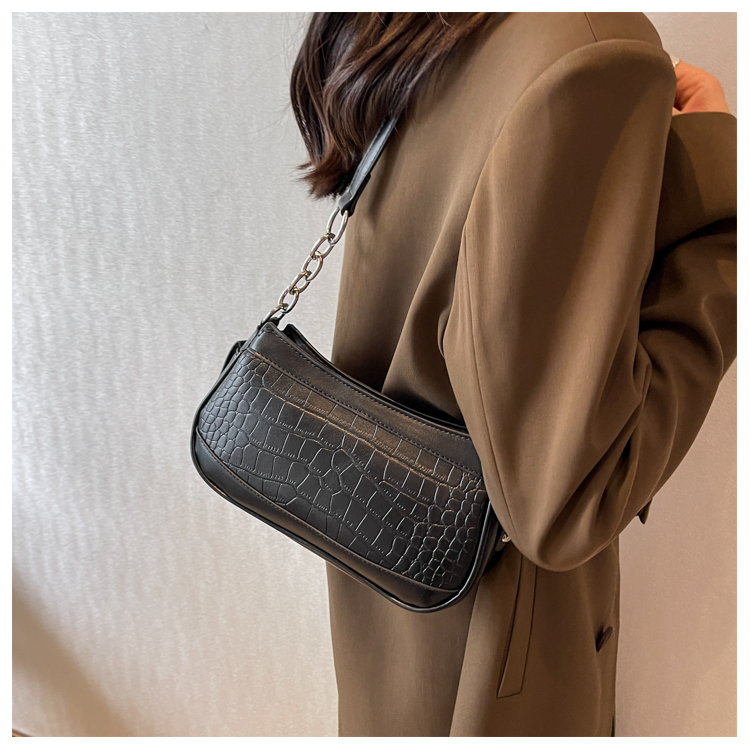 Women's Pu Leather Crocodile Fashion Quilted Square Zipper Baguette Bag display picture 8