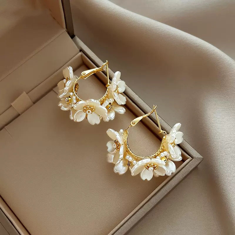 Simple Style Flower Alloy Three-dimensional Shell Women's Drop Earrings 1 Pair display picture 1