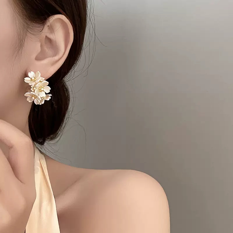 Simple Style Flower Alloy Three-dimensional Shell Women's Drop Earrings 1 Pair display picture 2