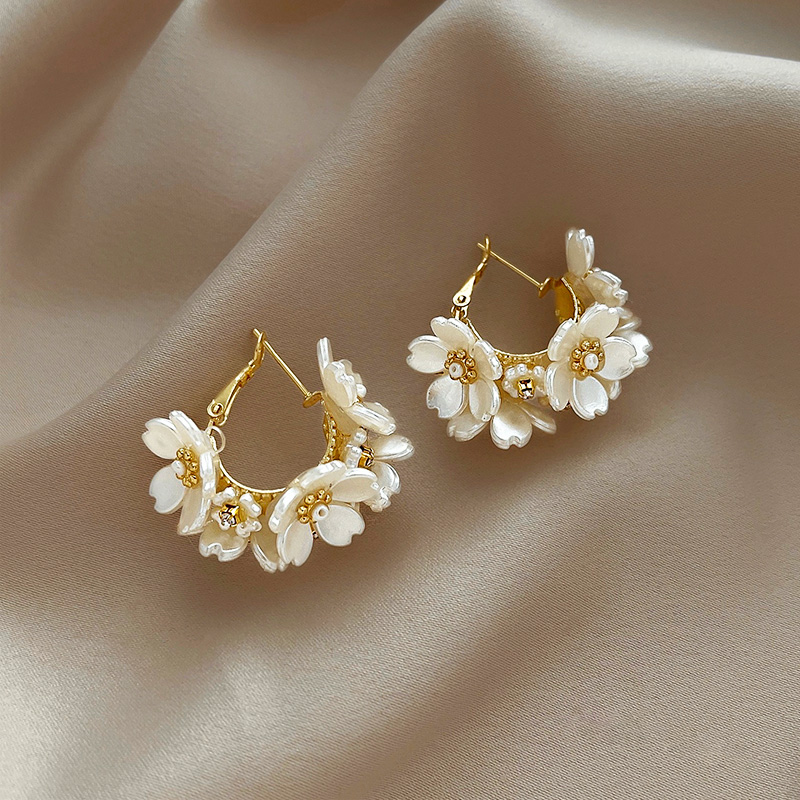 Simple Style Flower Alloy Three-dimensional Shell Women's Drop Earrings 1 Pair display picture 4