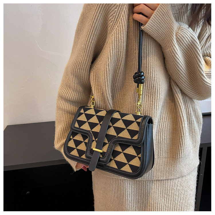 Women's Pu Leather Geometric Fashion Quilted Square Zipper Magnetic Buckle Crossbody Bag display picture 6