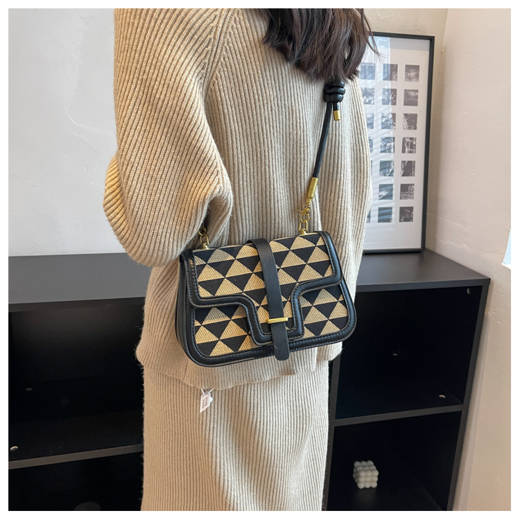 Women's Pu Leather Geometric Fashion Quilted Square Zipper Magnetic Buckle Crossbody Bag display picture 8
