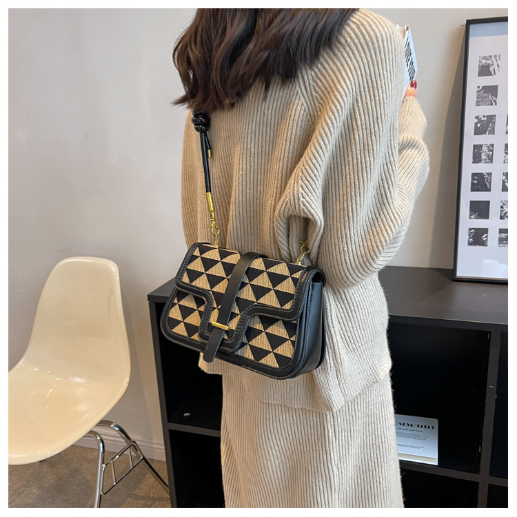 Women's Pu Leather Geometric Fashion Quilted Square Zipper Magnetic Buckle Crossbody Bag display picture 9