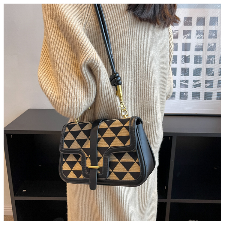 Women's Pu Leather Geometric Fashion Quilted Square Zipper Magnetic Buckle Crossbody Bag display picture 10