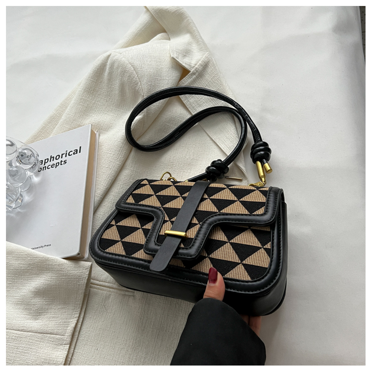 Women's Pu Leather Geometric Fashion Quilted Square Zipper Magnetic Buckle Crossbody Bag display picture 12