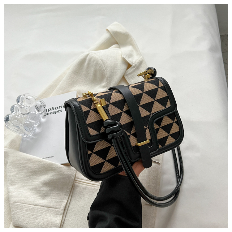 Women's Pu Leather Geometric Fashion Quilted Square Zipper Magnetic Buckle Crossbody Bag display picture 13