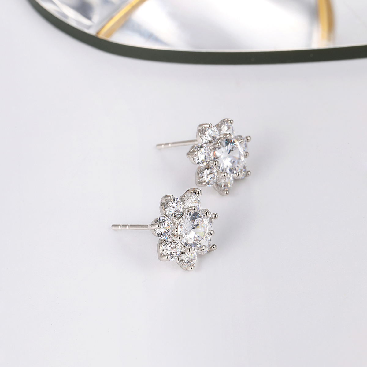 Simple Style Flower Copper Gold Plated Zircon Ear Studs 1 Pair display picture 2