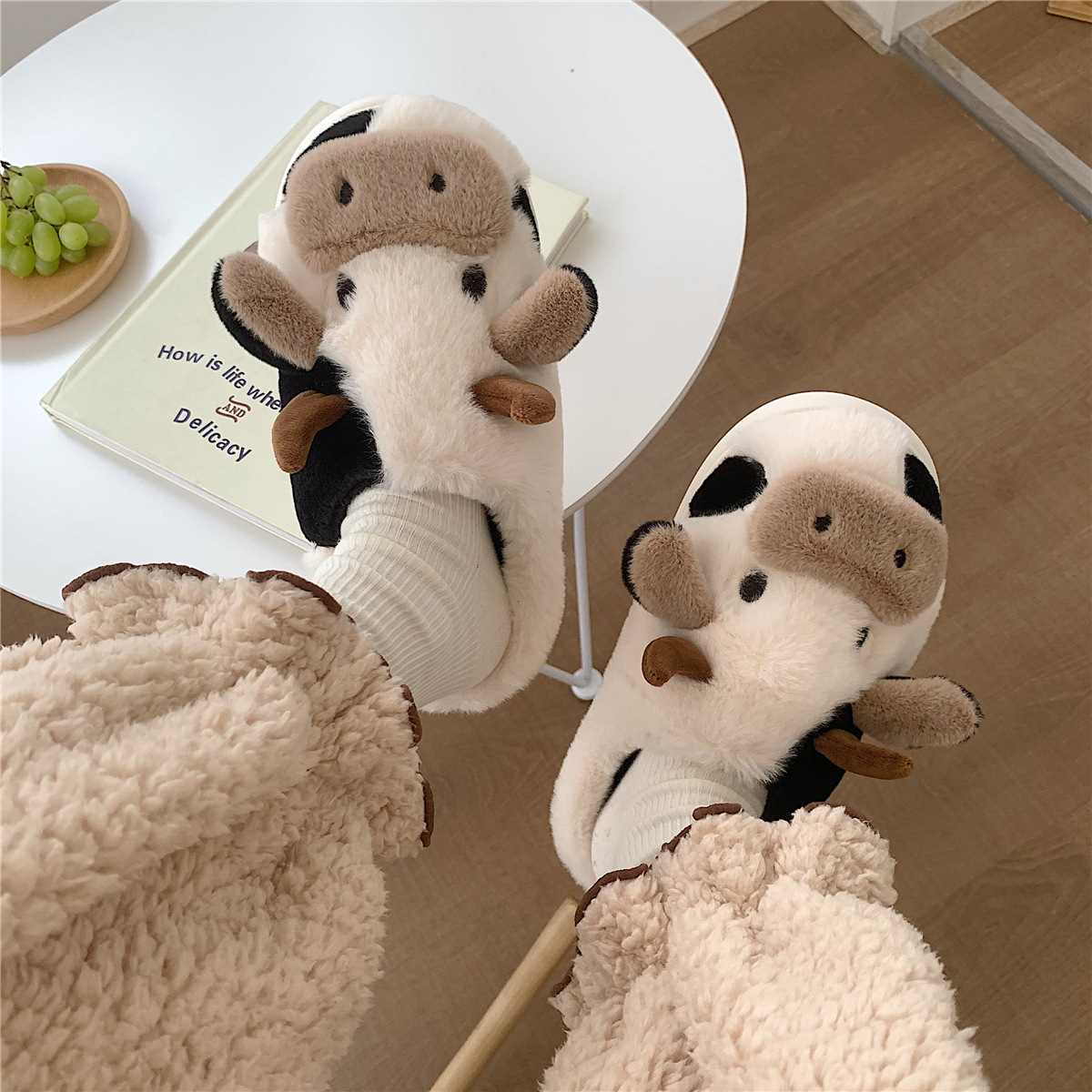 Women's Fashion Cows Round Toe Cotton Slippers display picture 1