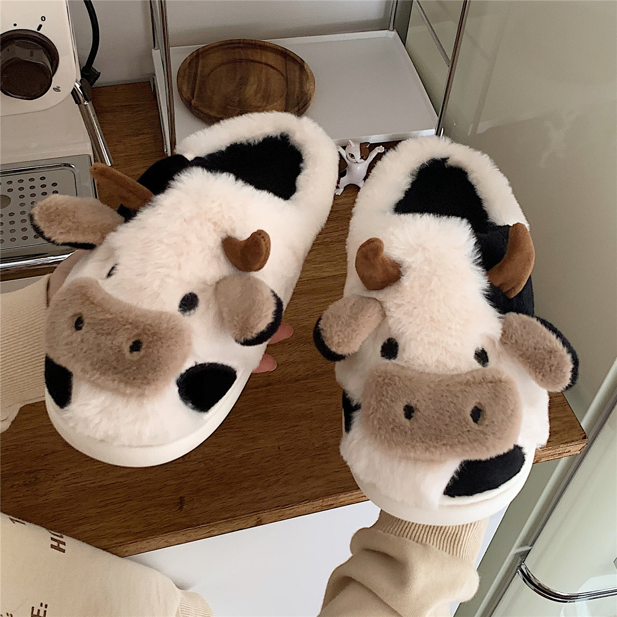 Women's Fashion Cows Round Toe Cotton Slippers display picture 4