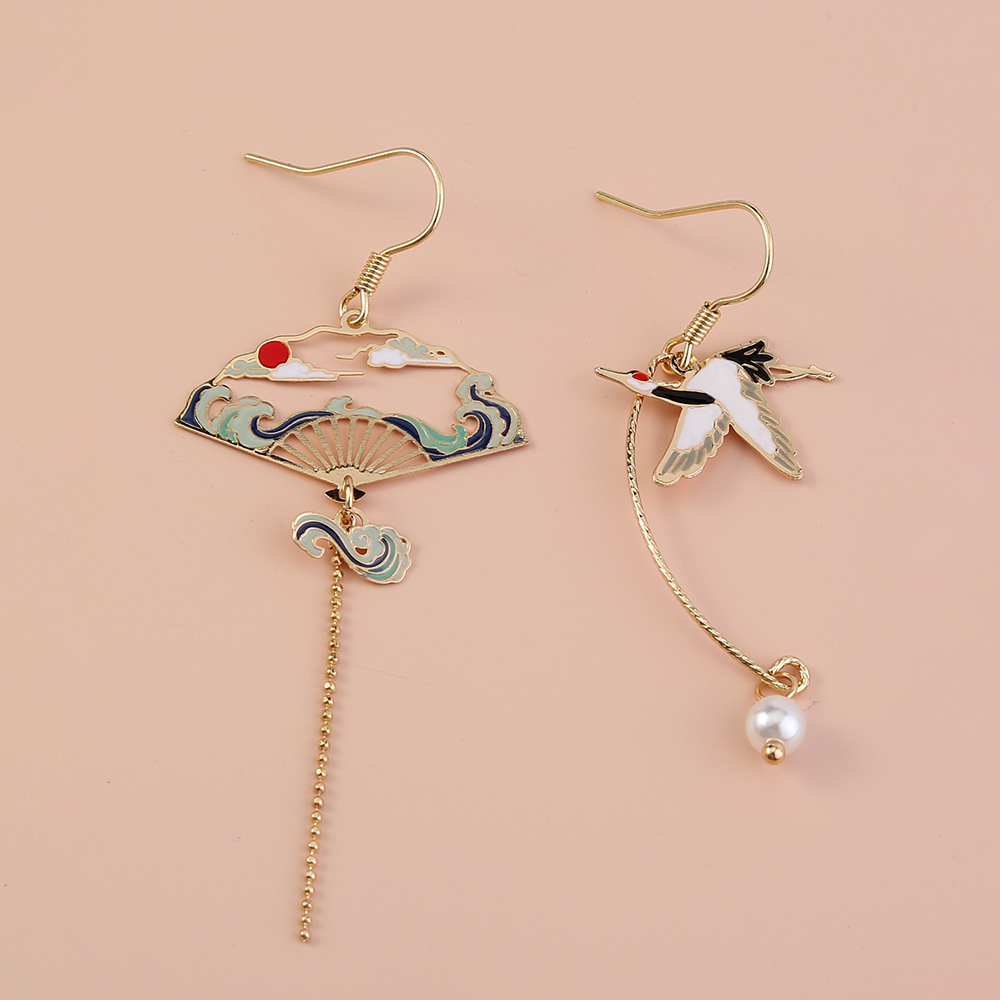 1 Pair Retro Tower Sector Ferroalloy Copper Asymmetrical Pearl Plating Women's Drop Earrings display picture 1