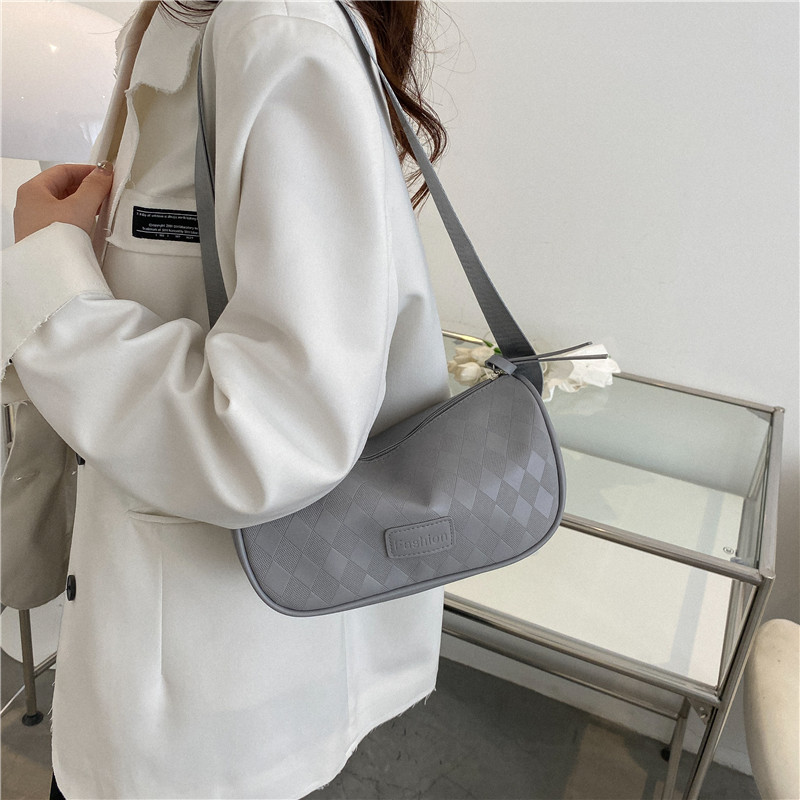 Femmes Faux Cuir Couleur Unie Mode Forme D'oreiller Fermeture Éclair Sac Bandoulière display picture 4