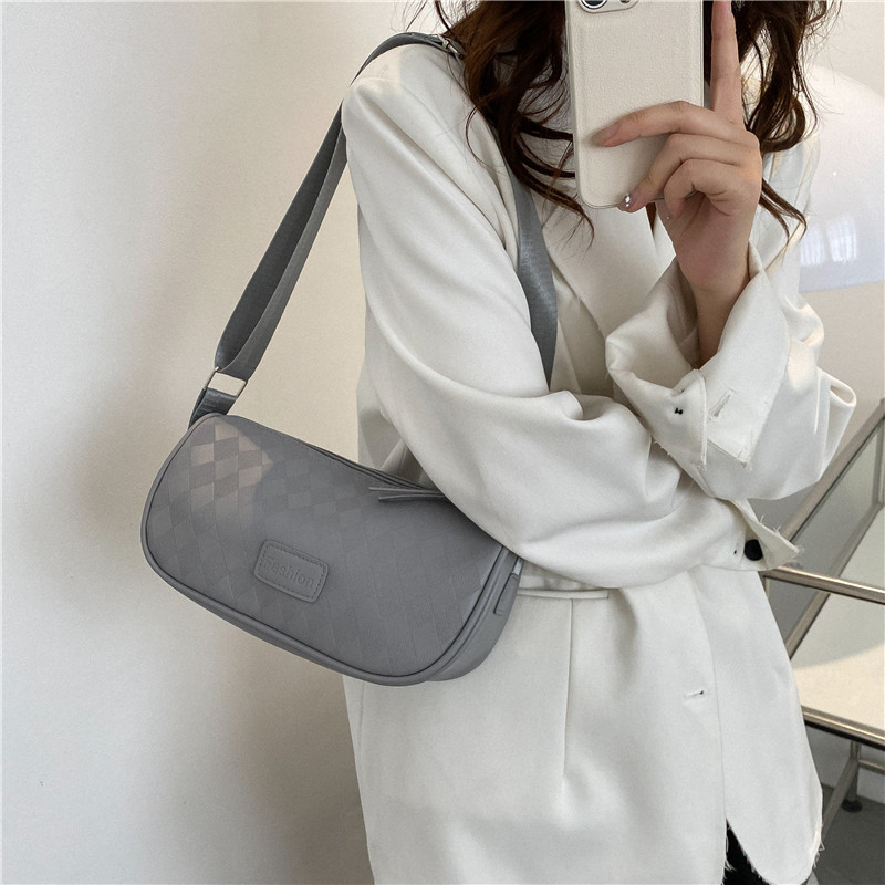 Women's Pu Leather Solid Color Fashion Pillow Shape Zipper Crossbody Bag display picture 3