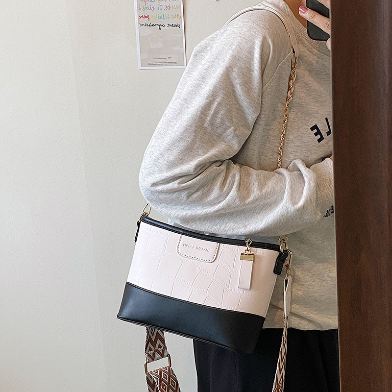Women's Medium Pu Leather Marble Fashion Shell Zipper Crossbody Bag display picture 4