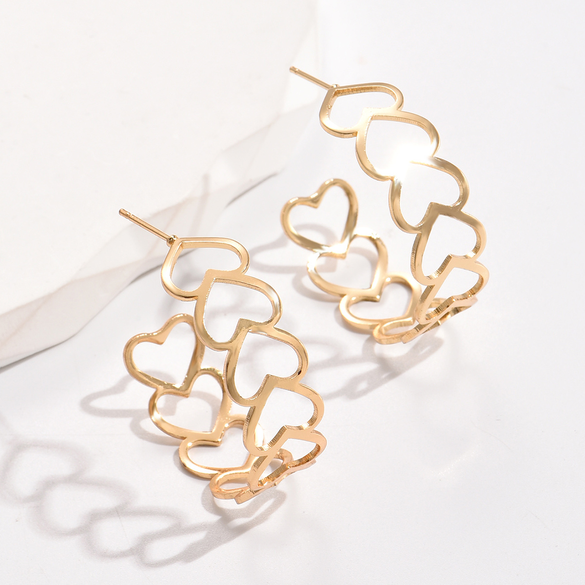 1 Pair Simple Style C Shape Heart Shape Gold Plated Copper Ear Studs display picture 4