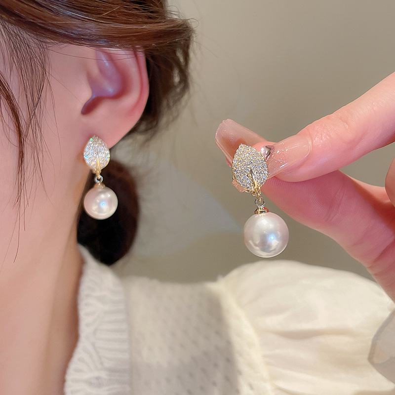 Elegant Leaves Copper Gold Plated Artificial Pearls Zircon Ear Studs 1 Pair display picture 2