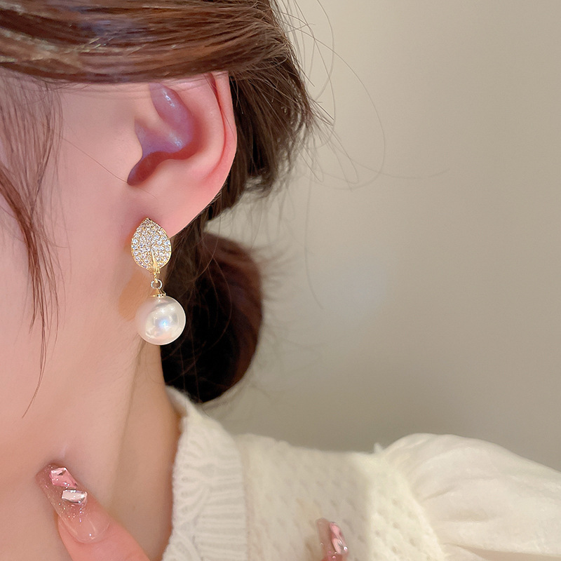 Elegant Leaves Copper Gold Plated Artificial Pearls Zircon Ear Studs 1 Pair display picture 1