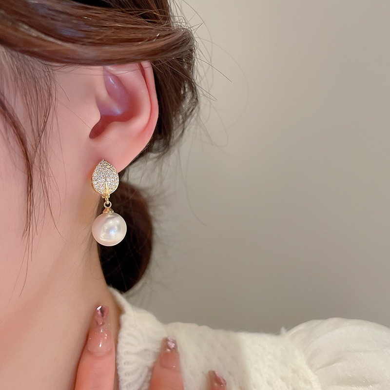 Elegant Leaves Copper Gold Plated Artificial Pearls Zircon Ear Studs 1 Pair display picture 3