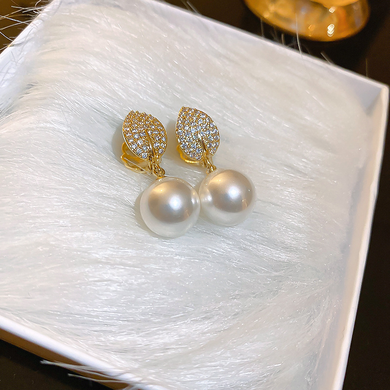 Elegant Leaves Copper Gold Plated Artificial Pearls Zircon Ear Studs 1 Pair display picture 5