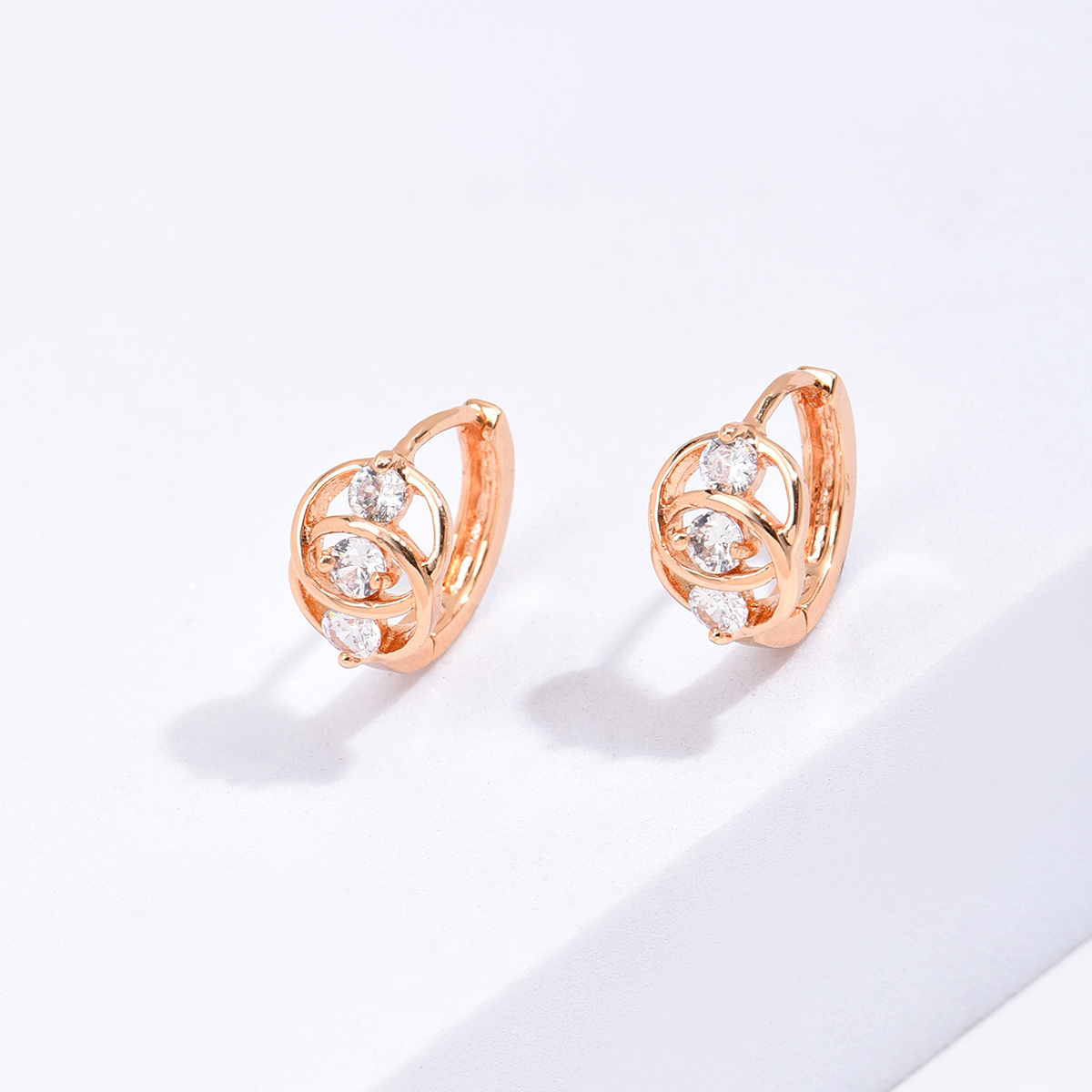 Fashion Simple Style Circle Alloy Copper Gold Plated Zircon Unisex Hoop Earrings 1 Pair display picture 3
