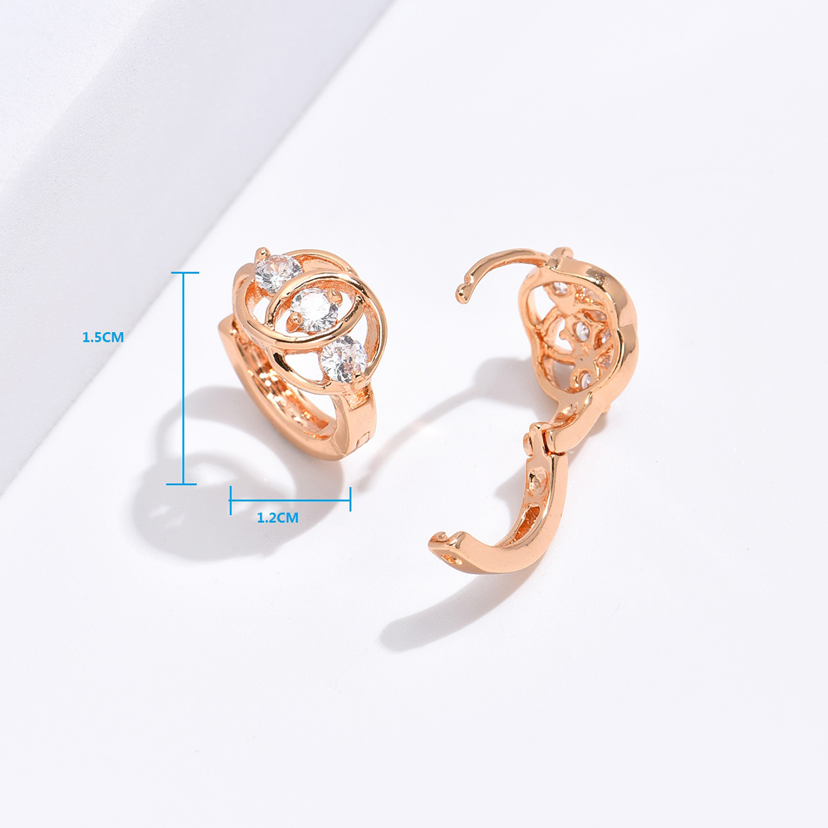 Fashion Simple Style Circle Alloy Copper Gold Plated Zircon Unisex Hoop Earrings 1 Pair display picture 4