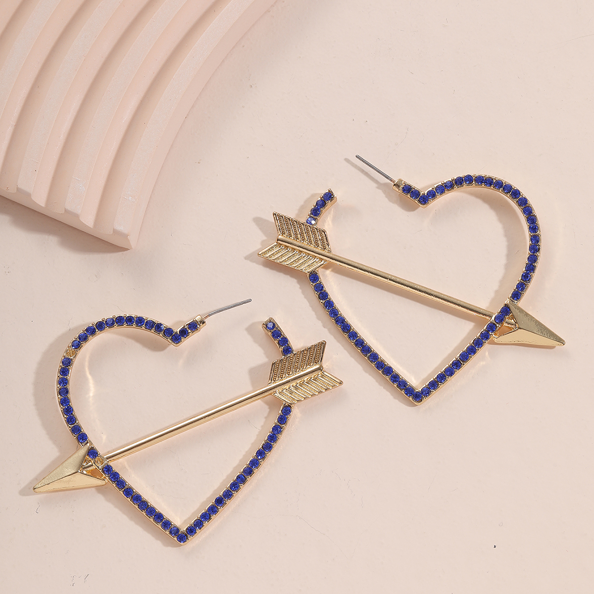 Fashion Heart Shape Arrow Alloy Hollow Out Inlay Rhinestones Women's Earrings 1 Pair display picture 3