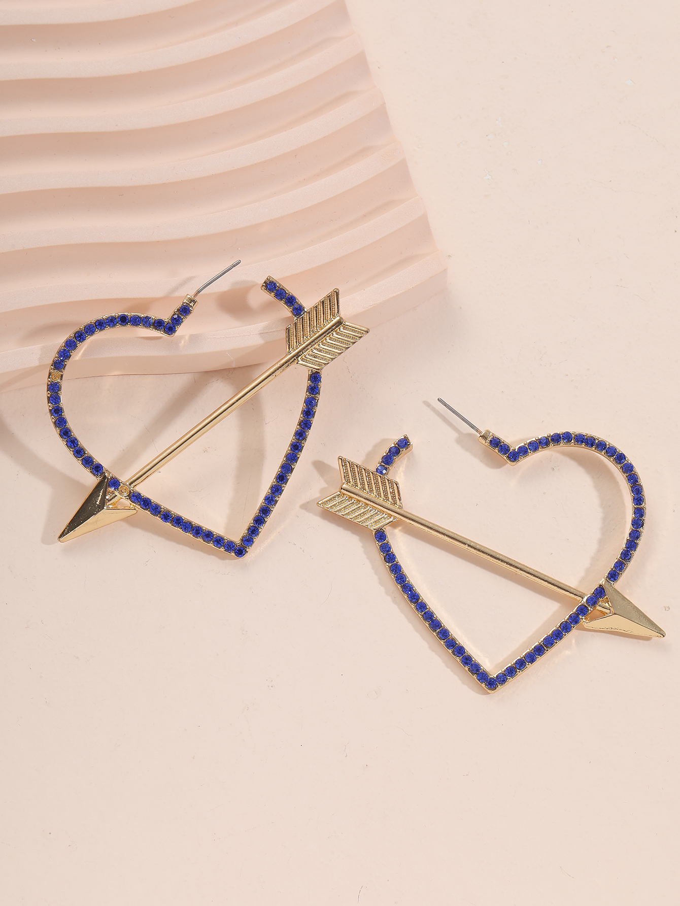 Fashion Heart Shape Arrow Alloy Hollow Out Inlay Rhinestones Women's Earrings 1 Pair display picture 6