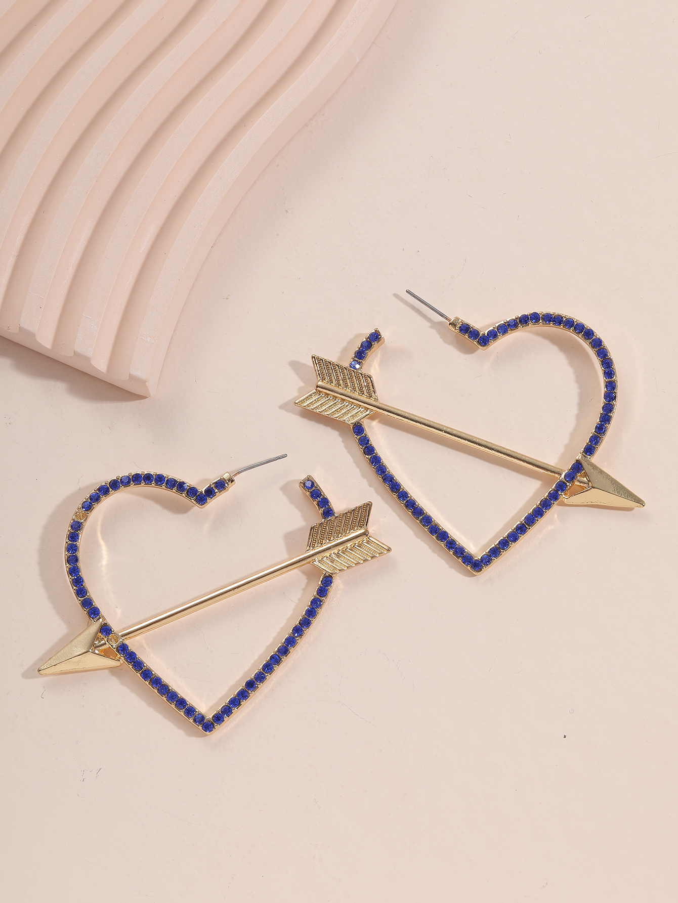 Fashion Heart Shape Arrow Alloy Hollow Out Inlay Rhinestones Women's Earrings 1 Pair display picture 7