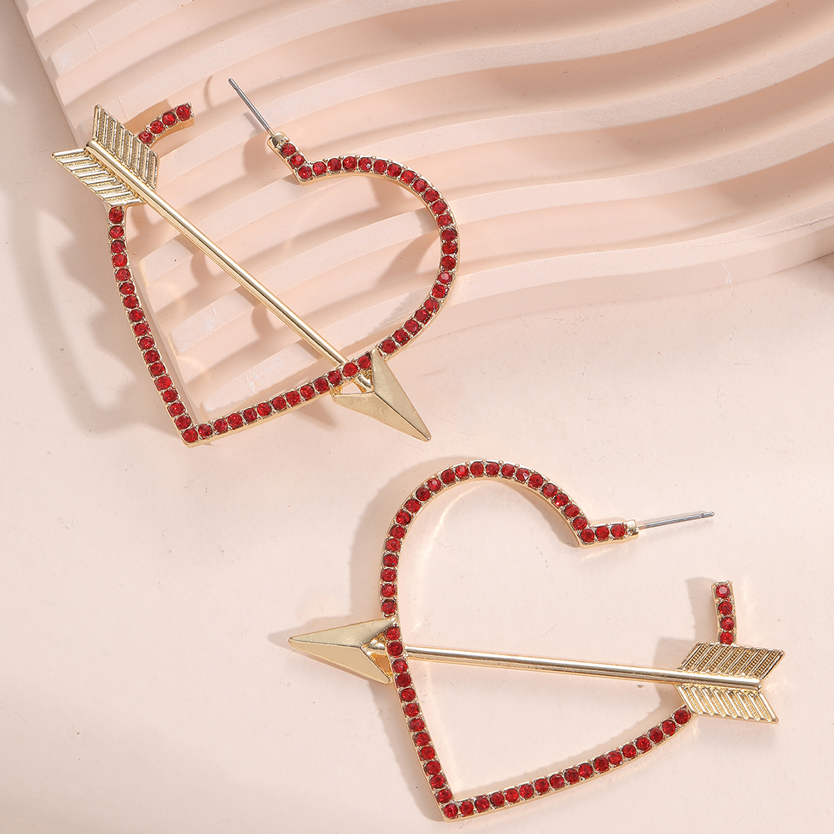 Fashion Heart Shape Arrow Alloy Hollow Out Inlay Rhinestones Women's Earrings 1 Pair display picture 11