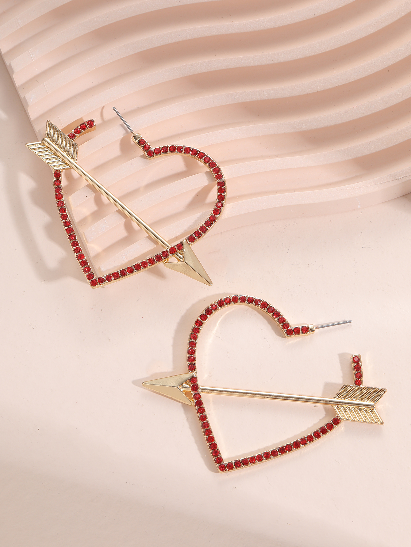 Fashion Heart Shape Arrow Alloy Hollow Out Inlay Rhinestones Women's Earrings 1 Pair display picture 14