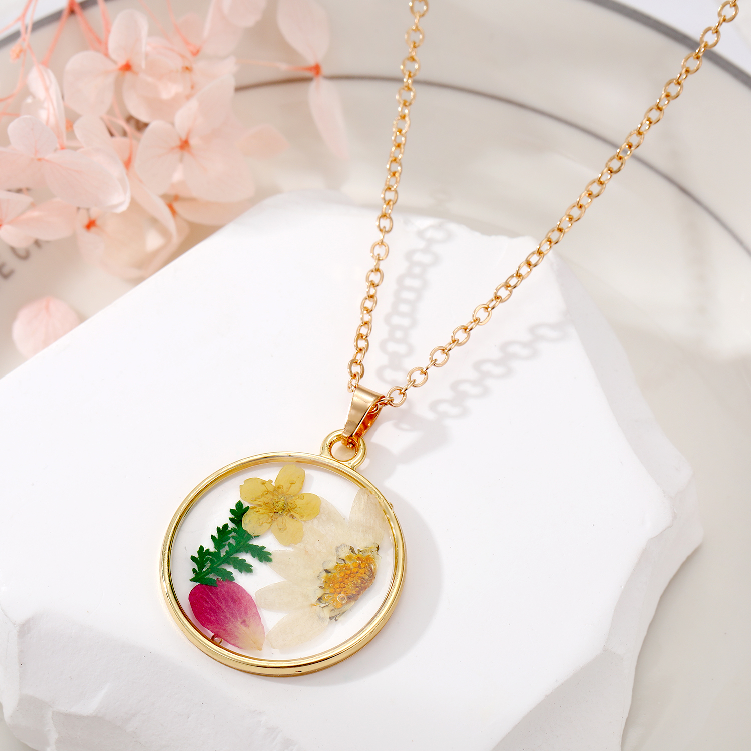 Casual Flower Petal Butterfly Alloy Resin Women's Pendant Necklace 1 Piece display picture 1