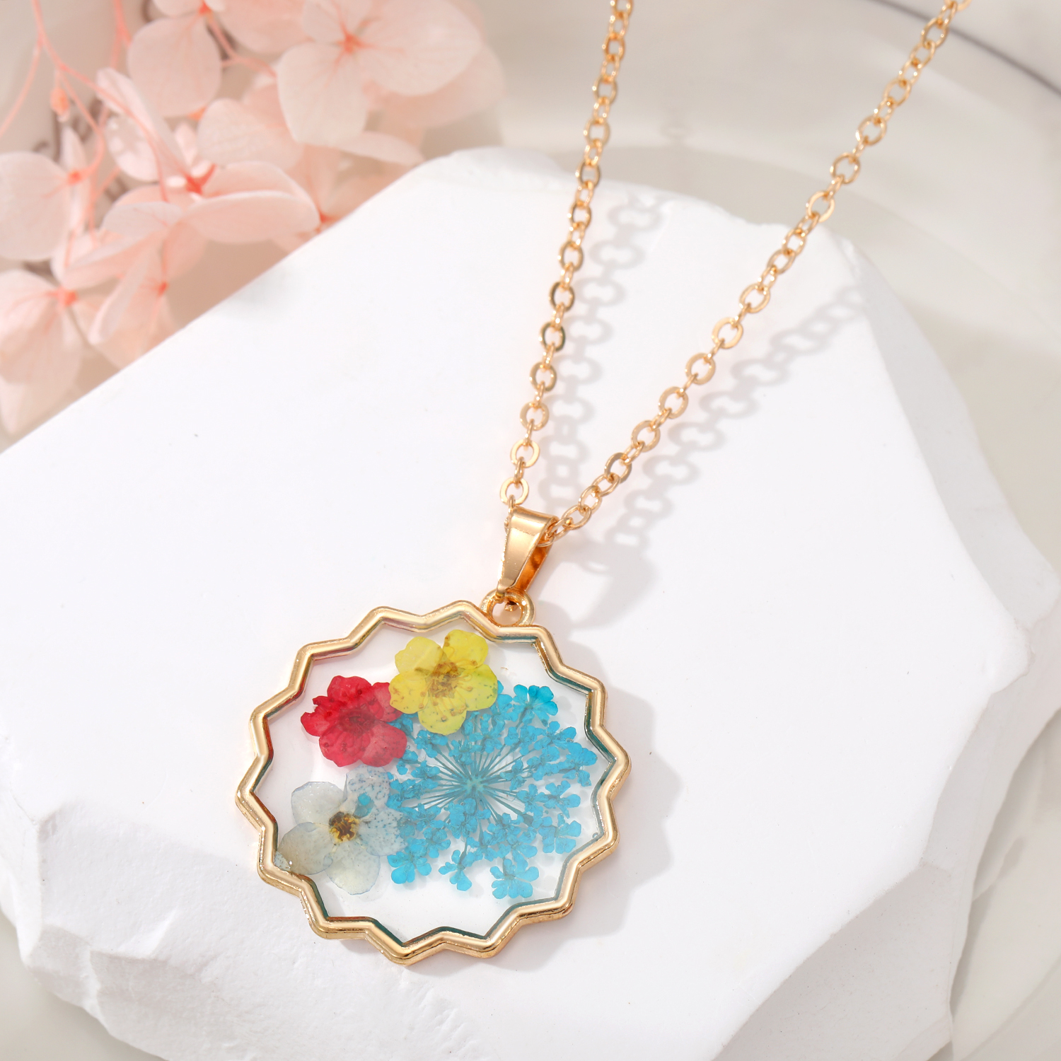 Casual Flower Petal Butterfly Alloy Resin Women's Pendant Necklace 1 Piece display picture 2