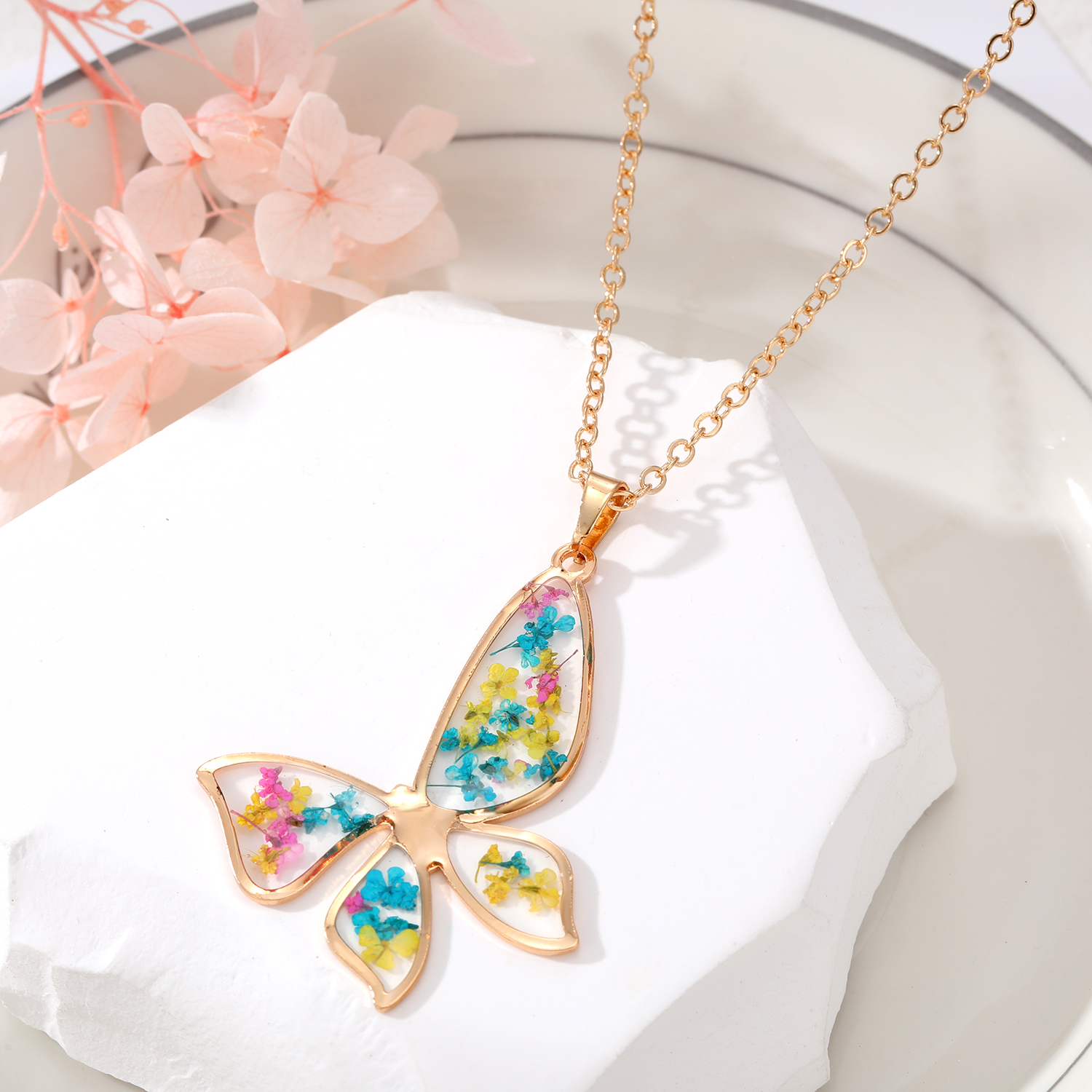 Casual Flower Petal Butterfly Alloy Resin Women's Pendant Necklace 1 Piece display picture 3
