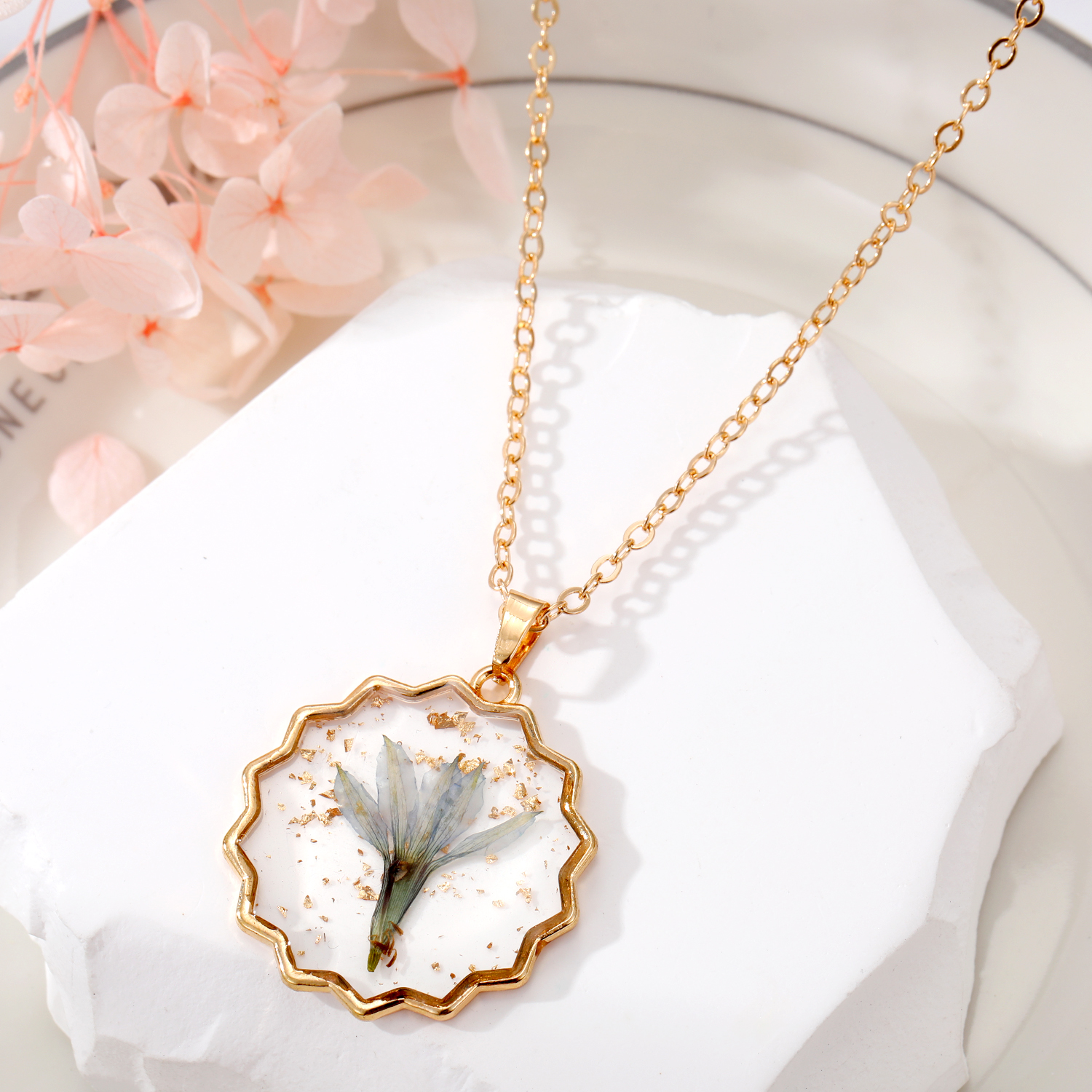 Casual Flower Petal Butterfly Alloy Resin Women's Pendant Necklace 1 Piece display picture 4