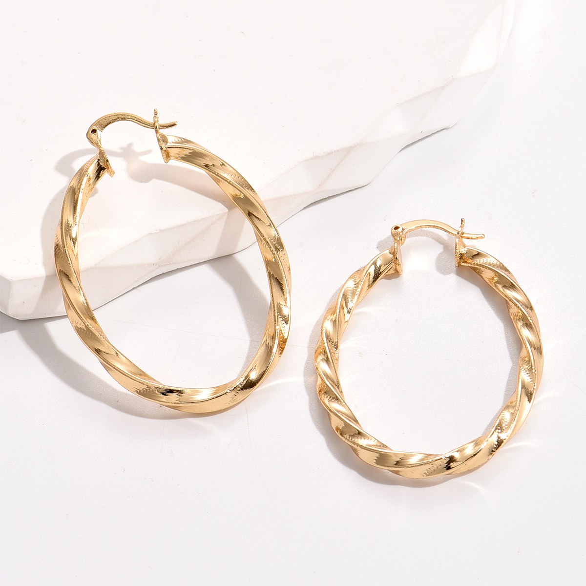 Simple Style Spiral Stripe Copper Gold Plated Hoop Earrings 1 Pair display picture 4