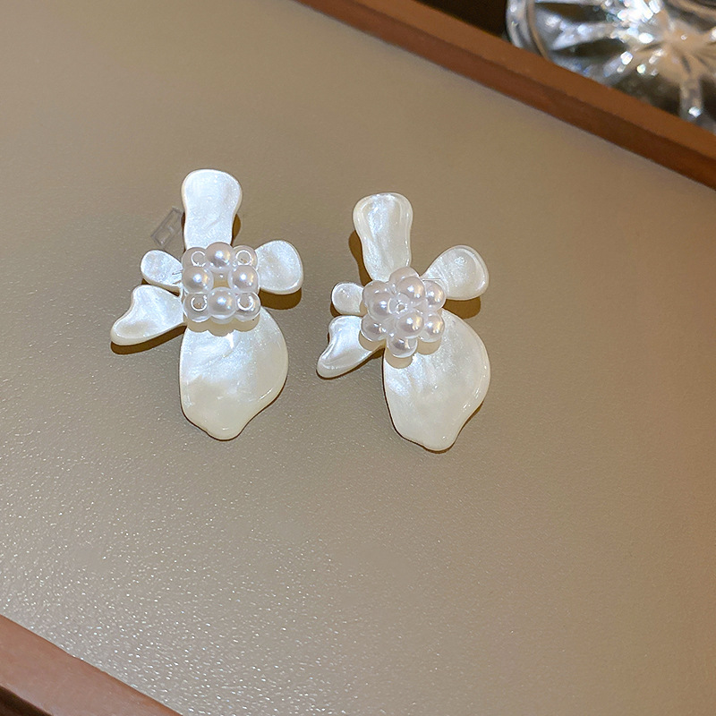 Sweet Flower Arylic Imitation Pearl Women's Ear Studs 1 Pair display picture 5