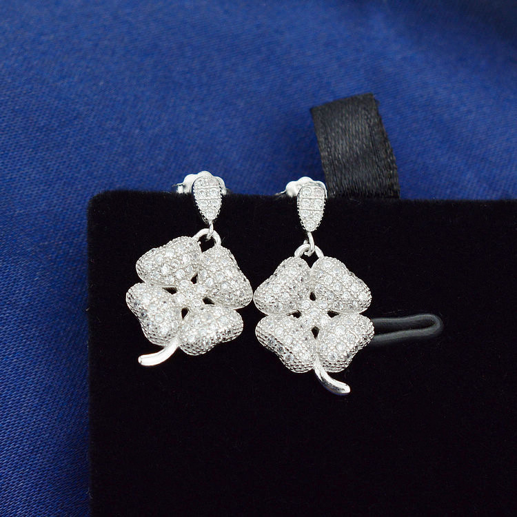 Mode Trèfle À Quatre Feuilles Acier Au Titane Placage Zircon Boucles D'oreilles 1 Paire display picture 2