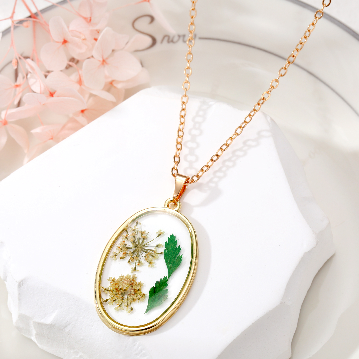 Casual Flower Alloy Resin Women's Pendant Necklace 1 Piece display picture 1