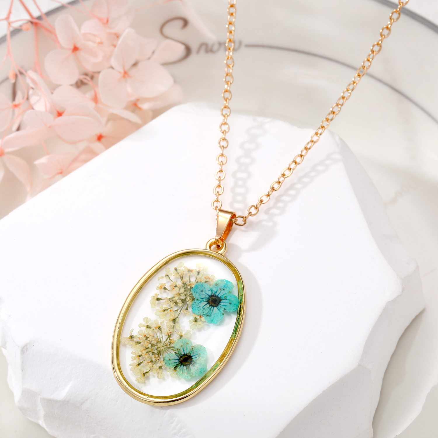 Casual Flower Alloy Resin Women's Pendant Necklace 1 Piece display picture 4