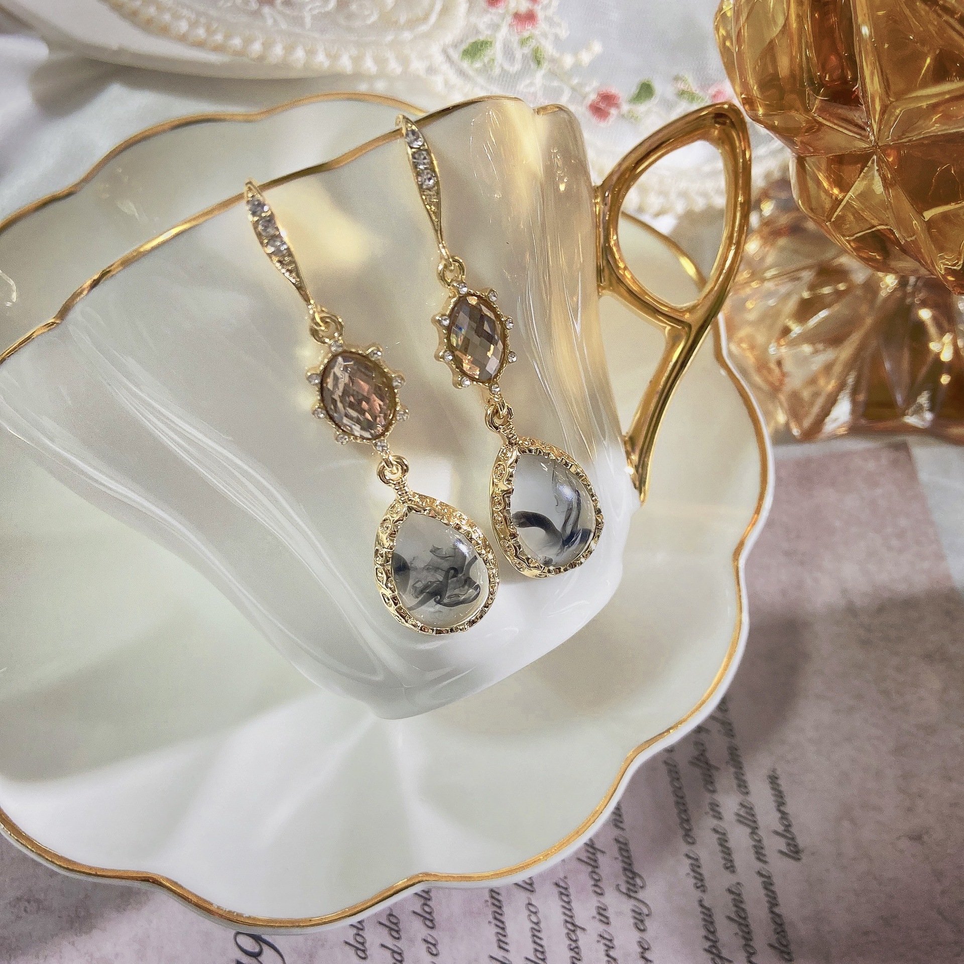 Vintage Style Geometric Alloy Plating Artificial Diamond Women's Drop Earrings 1 Pair display picture 3