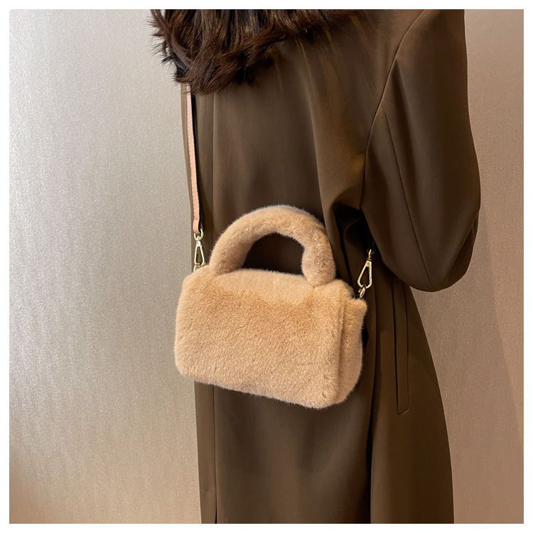 Women's Plush Solid Color Fashion Square Magnetic Buckle Crossbody Bag display picture 3
