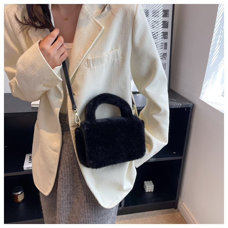 Women's Plush Solid Color Fashion Square Magnetic Buckle Crossbody Bag display picture 5